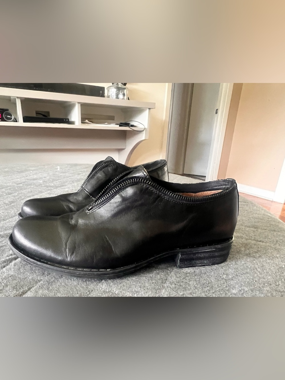 MIZ MOOZ New York City Sz 7.5 Black Leather Zipper Detail Slip On Loafers